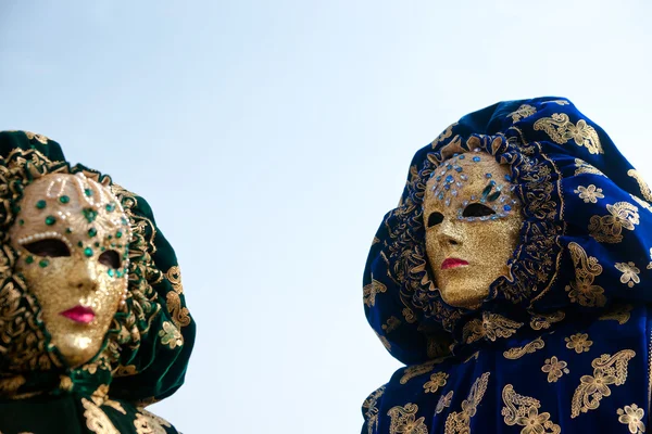 Venezianische Maske, Karneval. Fokus auf die richtige Maske. — Stockfoto
