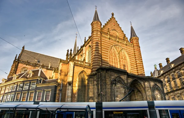 Amsterdã, bonde e igreja perto da Praça Dam — Fotografia de Stock