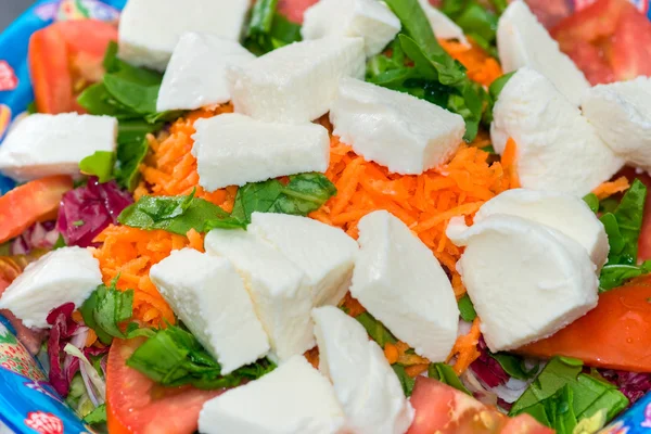 Mélanger la salade avec la mozzarella . — Photo