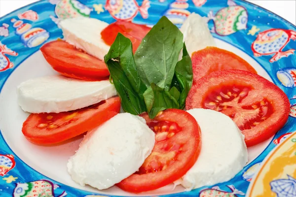 Caprese. Salada de tomate e mussarela com manjericão . — Fotografia de Stock