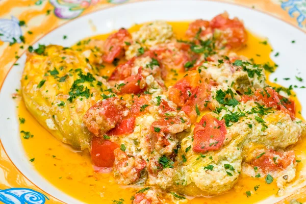 Flores amarelas de abobrinha com ricota, tofu e legumes . — Fotografia de Stock