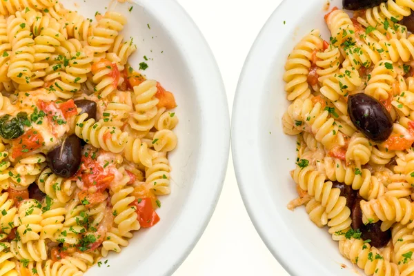 Pastas italianas con queso, tomates frescos y aceitunas . — Foto de Stock