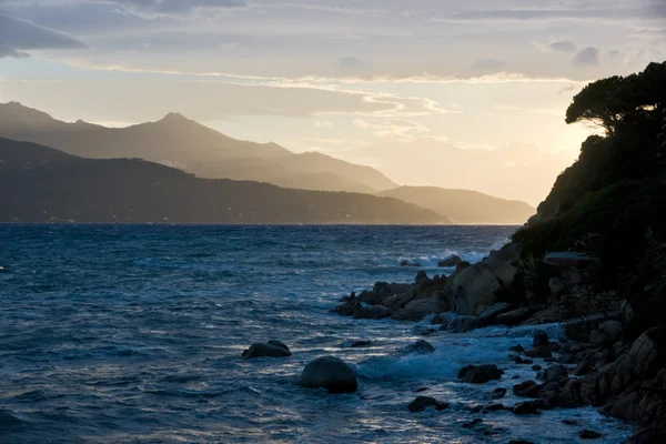 Solnedgång i elba, Italien. — Stockfoto