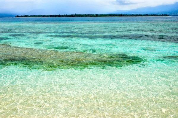 Gili air, vy från gili meno, Indonesien. — Stockfoto