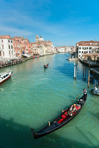 Venice, Italië - 05 maart 2011: volkeren kijken naar het grand canal Stockfoto