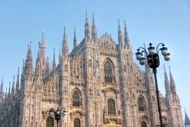 gün batımında Milano Duomo.