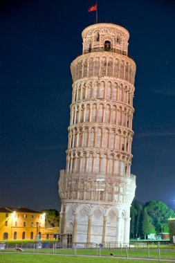 Pisa, geceleri leaning tower. Toskana, İtalya.