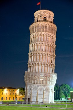 Pisa, geceleri leaning tower. Toskana, İtalya.