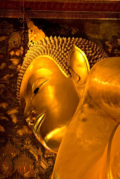 Buda dentro del templo de Wat Po, Bangkok, Tailandia . — Foto de Stock