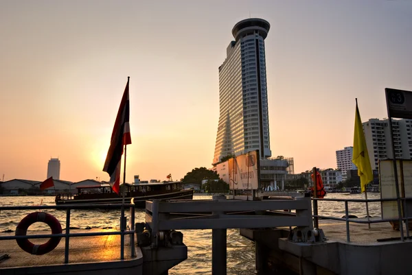 Sunset at Si Phraya Pier, bangkok, Thailand. — Stock Photo, Image