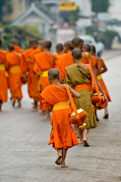 Monjes en Luang Prabang, Laos . — Foto de Stock