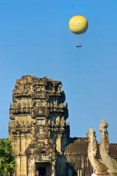 Воздушные шары над Ангкор-Ватом, Камбоджа . — стоковое фото