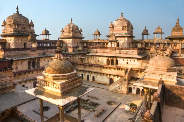 Orcha van Paleis bij zonsondergang, india. — Stockfoto