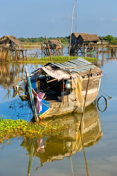 浮動小数点の家と、カンボジアのトンレサップ湖に屋形船. — ストック写真