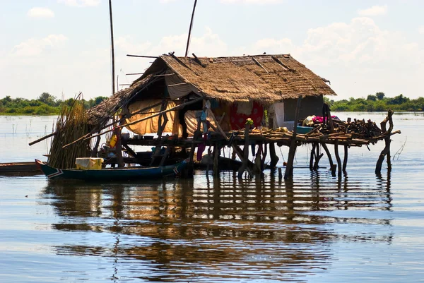 Tipikus ház, a Tonle sap tó, Batta és Siem Reap között — Stock Fotó