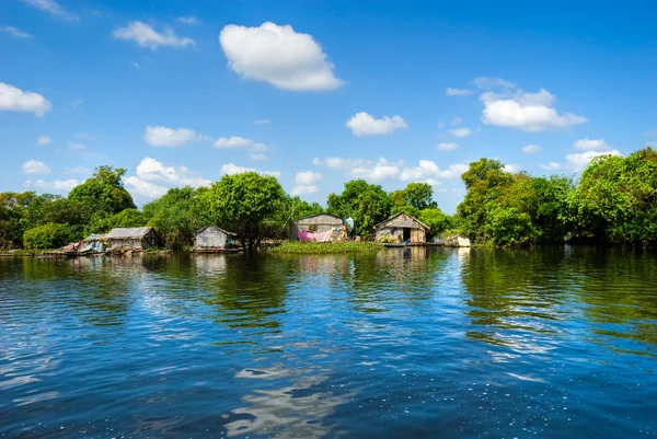 Floating House and Houseboat on the Tonle Sap lake, Cambodia. — Stock Photo, Image