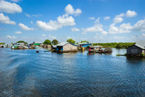 Floating House and Houseboat on the Tonle Sap lake, Cambodia. — Stock Photo, Image