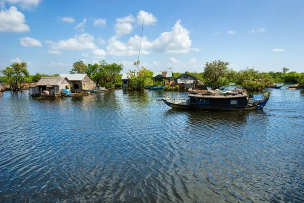Casa flutuante e barco no lago Tonle Sap, Camboja . — Fotografia de Stock