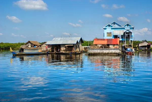 Flytande hus och husbåt på sjön tonle sap, Kambodja. — Stockfoto