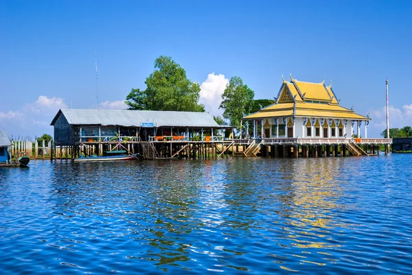 Floating House and temple on the Tonle sap lake, between Siem Re — Stock Photo, Image