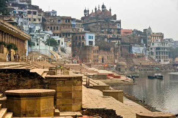 Varanasi (Benares) in una giornata nebbiosa . — Foto Stock