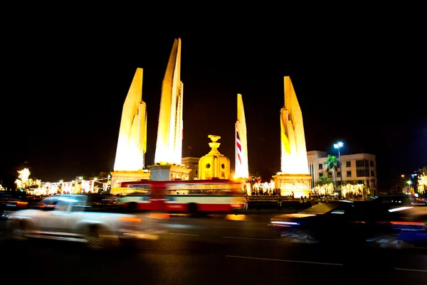 晚上的民主纪念碑，泰国曼谷. — 图库照片