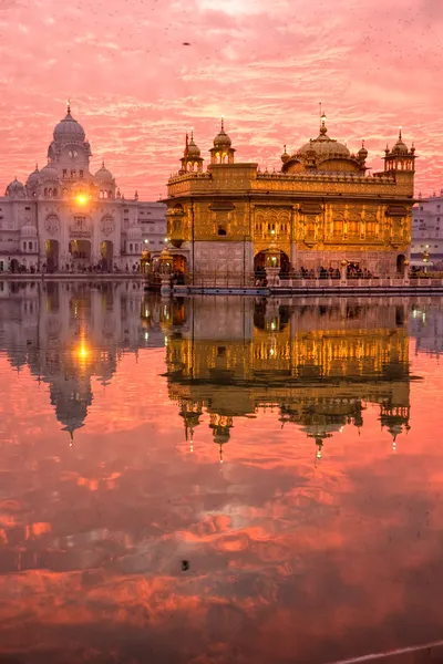 Goldener Tempel bei Sonnenuntergang, amritsar, punjab, india. — Stockfoto