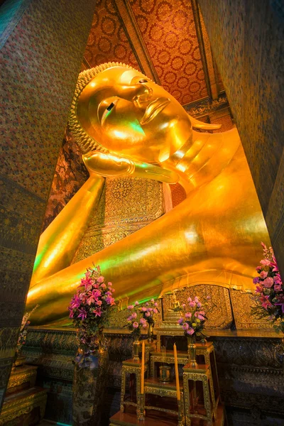 Liggende Boeddha binnen de tempel wat po, bangkok, thailand. — Stockfoto