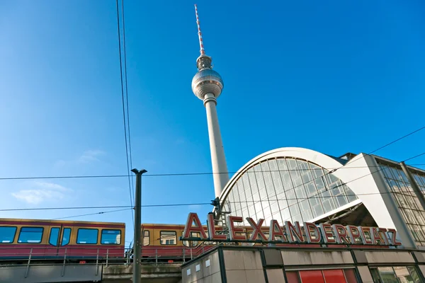 Alexandr stanice metra platz, berlin, Německo. — Stock fotografie