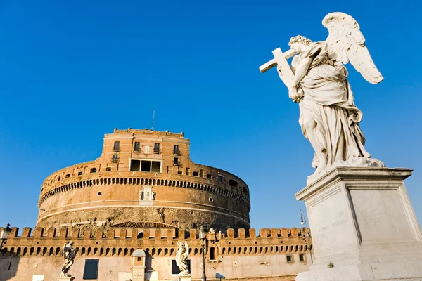 Castel Sant'angelo e la statua del Bernini sul ponte, Roma, Ita — Foto Stock