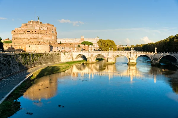 Castel sant angelo och bron vid solnedgången, Rom, Italien. — Stockfoto
