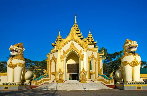 Vstup shwedagon paya, yangoon, myanmar. — Stock fotografie