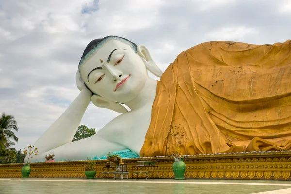 Giant sleeping Buddha, Bago, Myanmar. — Stock Photo, Image