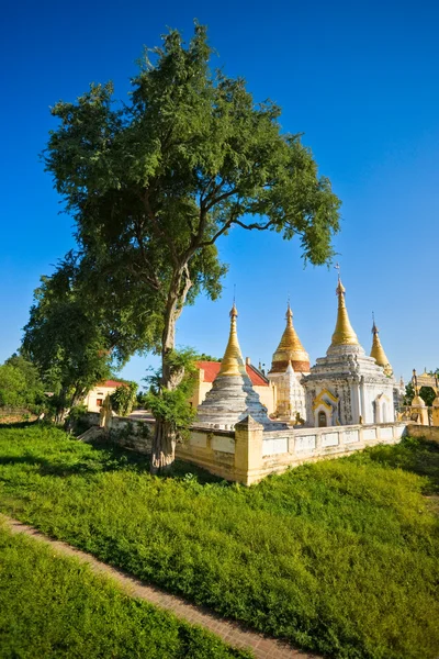 Hermosa Paya en Ava, Mandalay, Myanmar . —  Fotos de Stock