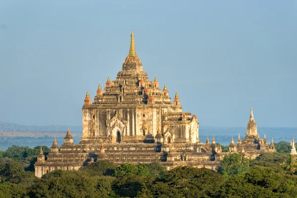 Bagan, thatbyinnyu chrám po východu slunce, myanmar. — Stock fotografie