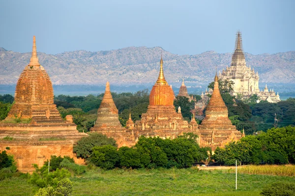 Buddhistiska pagoder och gawdawpalin pahto, bagan, myanmar. — Stockfoto