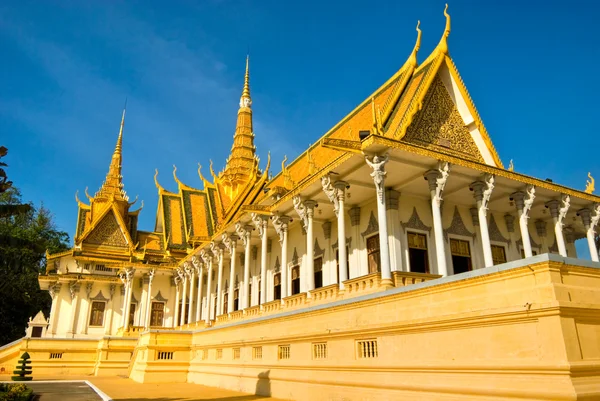 Королевский дворец в Пномпене перед Сансет, Камбоджа . — стоковое фото