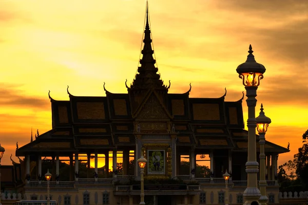 Siluet istana kerajaan di Pnom Penh di Sunset, Kamboja . — Stok Foto