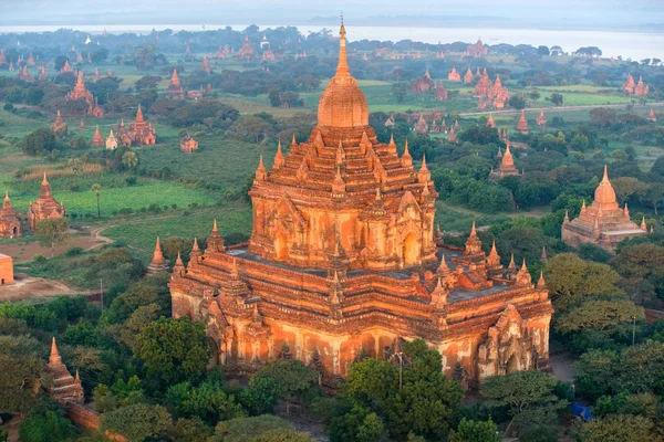 Pohled bagan z horkovzdušný balón za úsvitu, myanmar. — Stock fotografie