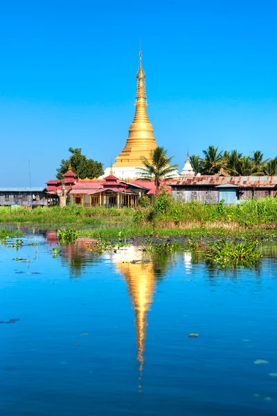 Zlatou stúpu, inle lake, myanmar. — Stock fotografie