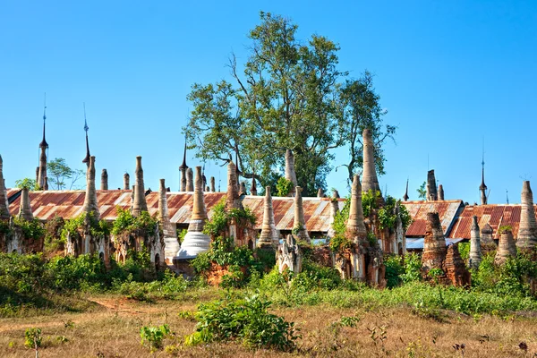 Stúp v indein, inle lake, myanmar. — Stock fotografie