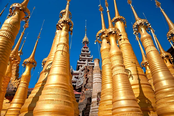 Stupas in indein, inle lake, myanmar. — Stockfoto