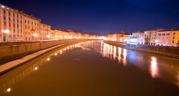 Pisa, nacht weergave van lungarno. — Stockfoto