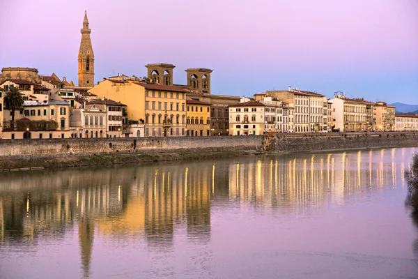 Pohled na Florencii a řeky arno. — Stock fotografie