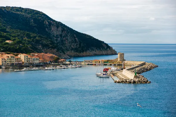 Pohled na marina di Campo, ostrov elba, livorno, Itálie. — Stock fotografie