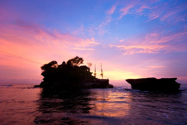 De Tanah Lot Tempel bij zonsondergang, Bali, Indonesië. — Stockfoto