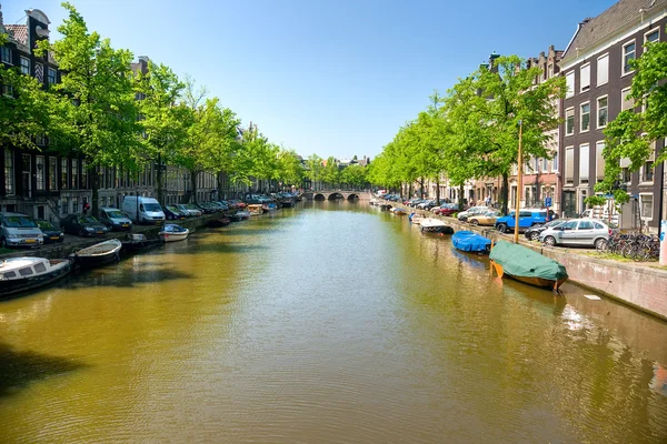 Amsterdam, Canal and bike. — Stock Photo, Image