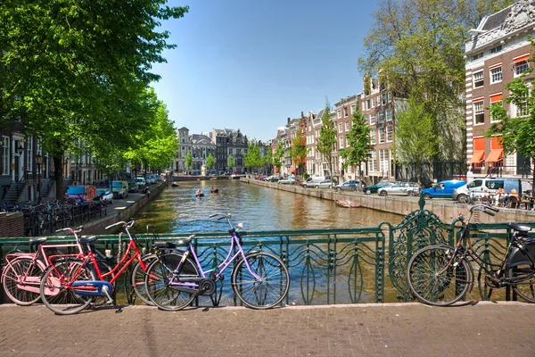 Amsterdam, Canal e bicicletta . — Foto Stock