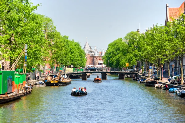 Amsterdam, kanál a kol. — Stock fotografie
