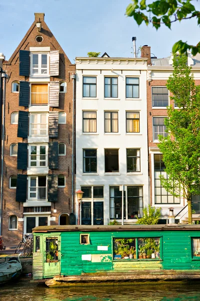 Amsterdam, Canal and houseboat — Stock Photo, Image